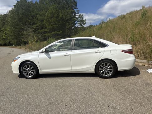 Used 2017 Toyota Camry XLE w/ Moonroof Package image 8