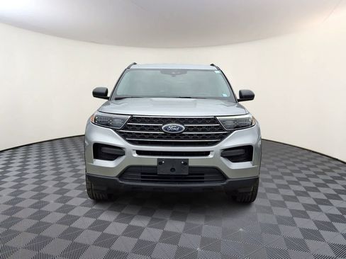 Used 2022 Ford Explorer XLT image 3