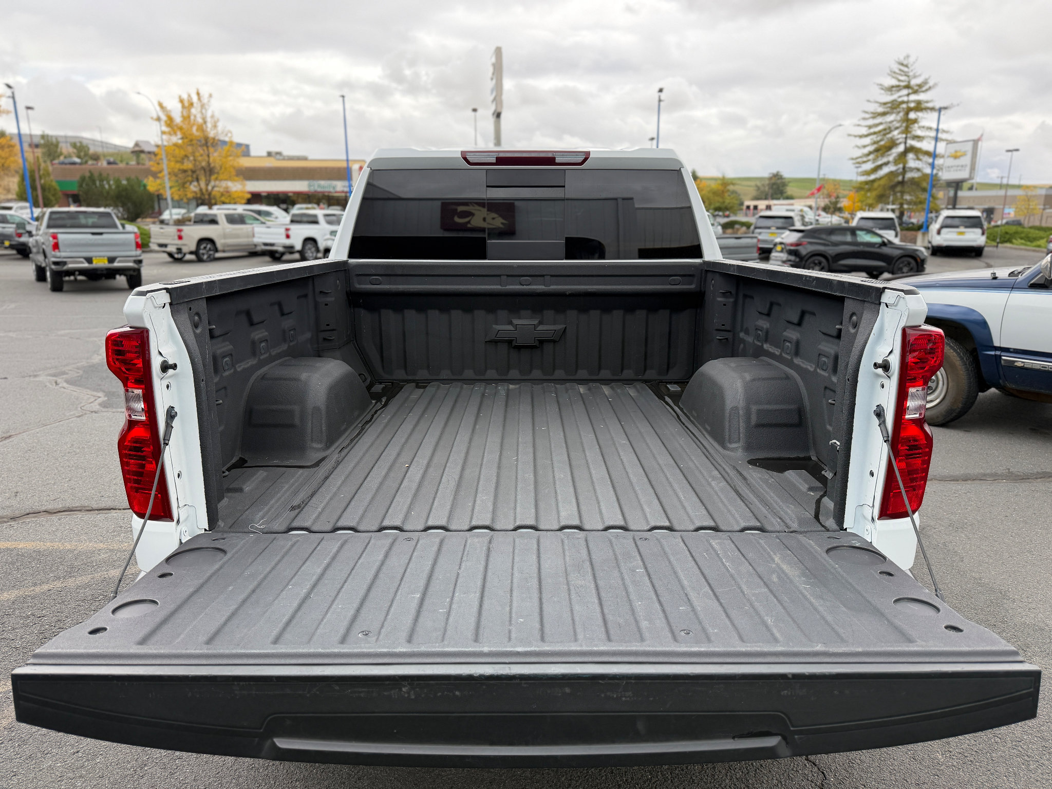Used 2023 Chevrolet Silverado 1500 LT w/ Leather Package AWD/4WD image 19