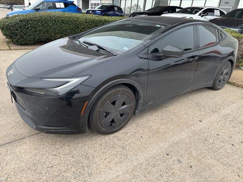 Used 2023 Toyota Prius LE image 1