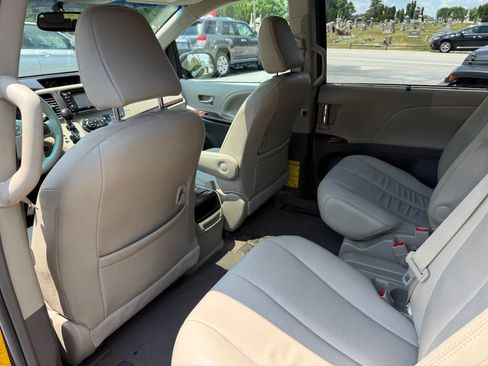Used 2012 Toyota Sienna XLE FWD image 25
