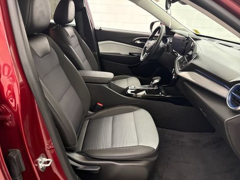 Certified 2025 Chevrolet Trax LT w/ Driver Confidence Package FWD image 25