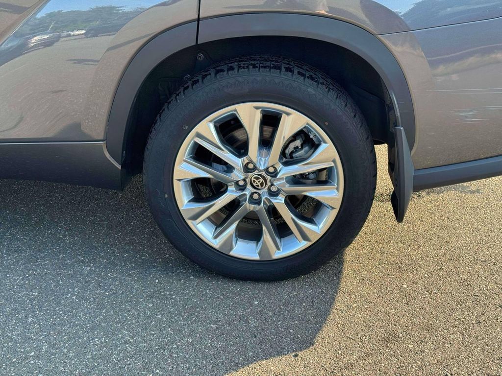 Used 2023 Toyota Highlander Limited AWD/4WD image 11