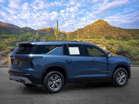 Used 2025 Chevrolet Traverse LT FWD image 4