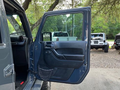 Used 2017 Jeep Wrangler Unlimited Sahara image 33