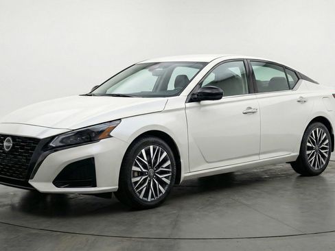 Used 2025 Nissan Altima 2.5 SV image 3