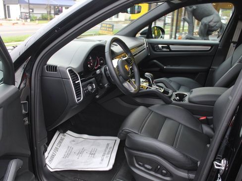 Used 2022 Porsche Cayenne Platinum Edition image 14