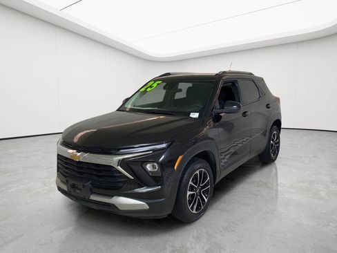 Used 2025 Chevrolet TrailBlazer LT AWD/4WD image 3