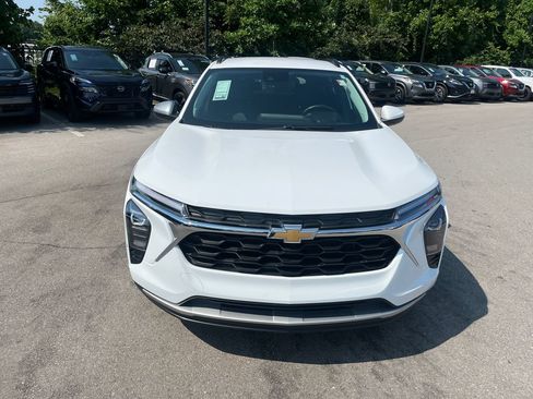 Used 2024 Chevrolet Trax LT w/ Driver Confidence Package FWD image 8
