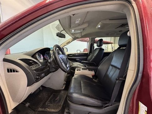 Used 2015 Chrysler Town & Country Touring image 3