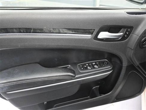 Used 2020 Chrysler 300 Limited image 5