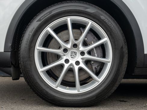 Certified 2024 Porsche Cayenne AWD/4WD image 12