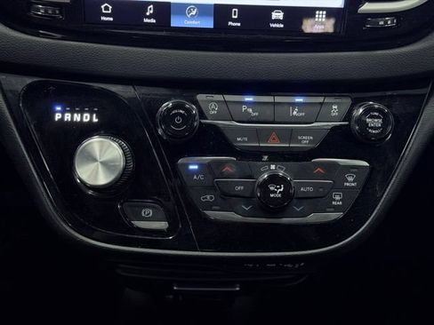 Used 2025 Chrysler Pacifica Select FWD image 34