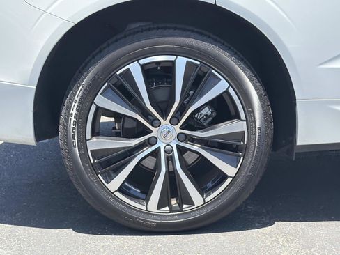 Certified 2023 Volvo XC60 B5 Plus AWD/4WD image 27