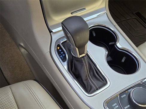 Used 2017 Jeep Grand Cherokee Overland image 23