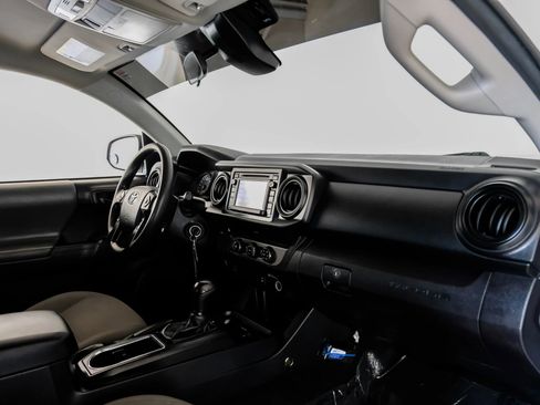 Used 2018 Toyota Tacoma SR image 11
