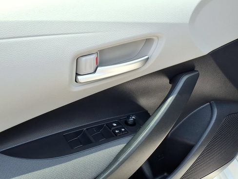 Used 2021 Toyota Corolla LE FWD image 4