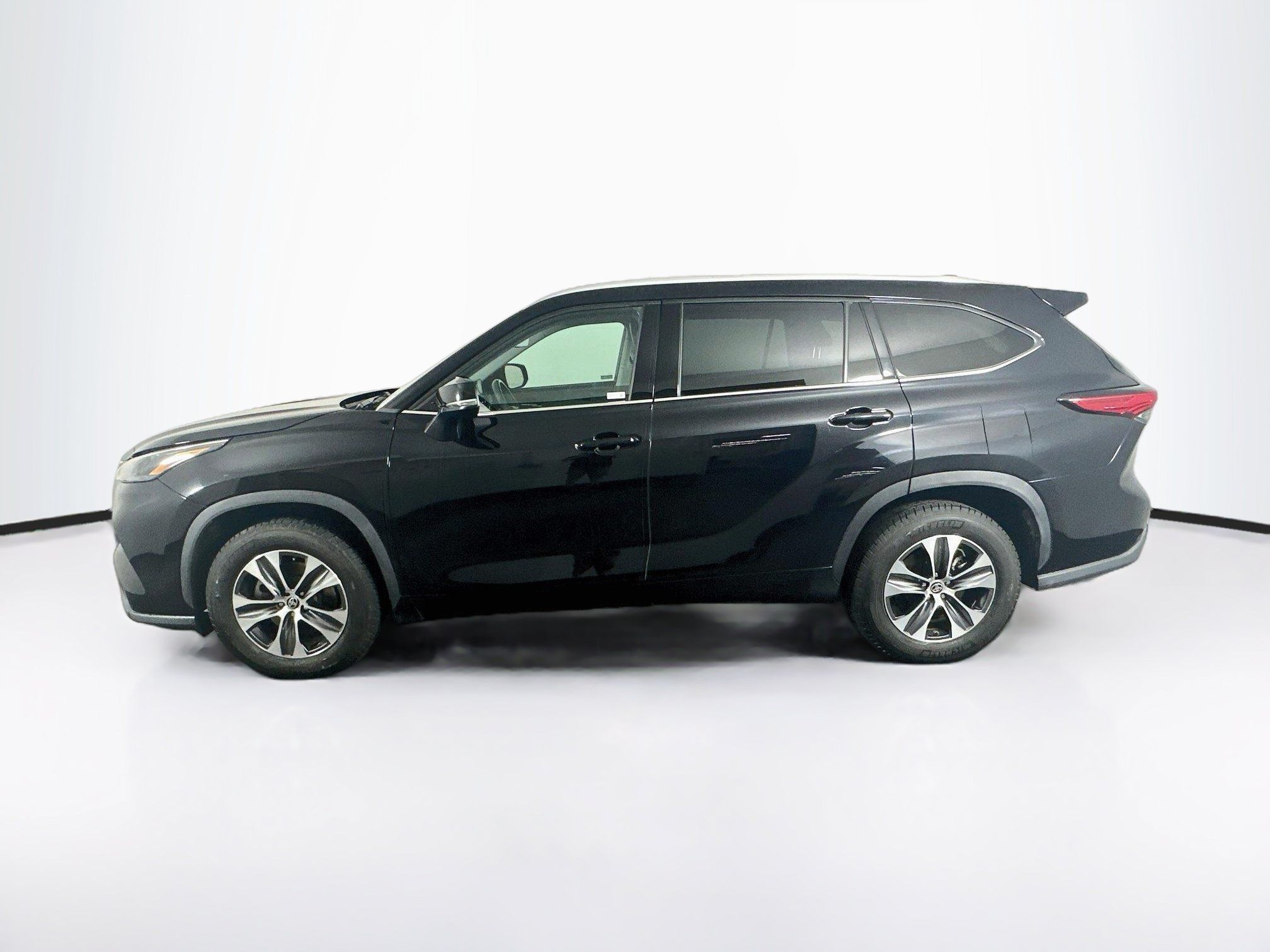 Used 2022 Toyota Highlander XLE FWD image 4