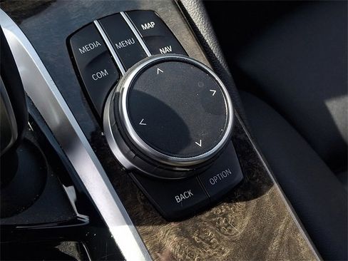 Used 2020 BMW 530e xDrive w/ Premium Package image 25