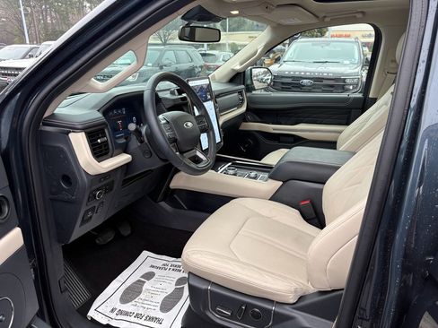 Used 2024 Ford Expedition Platinum image 12