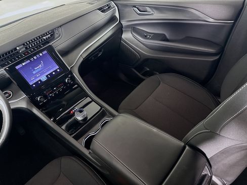 Used 2023 Jeep Grand Cherokee Laredo image 26