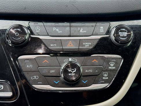 Used 2023 Chrysler Pacifica Touring-L image 16