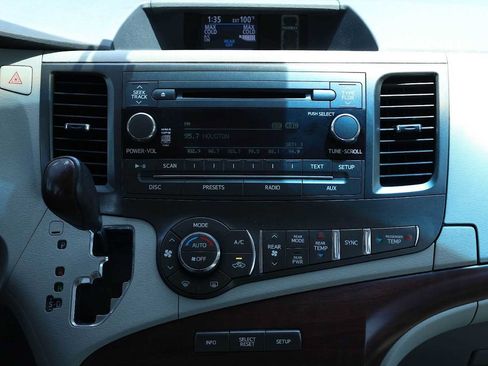 Used 2014 Toyota Sienna XLE FWD image 16