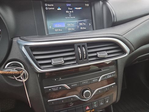 Used 2017 INFINITI QX30 Premium w/ Technology Package FWD image 16