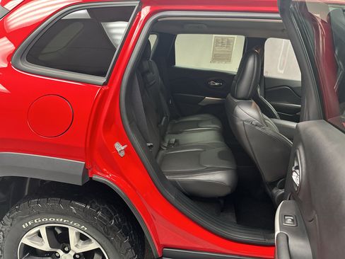 Used 2018 Jeep Cherokee Trailhawk w/ Cold Weather Group AWD/4WD image 18