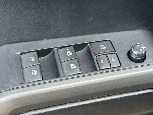 Used 2016 Toyota Tacoma TRD Sport image 12