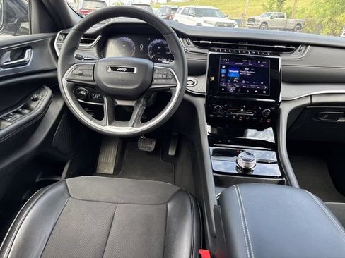 Used 2025 Jeep Grand Cherokee L Laredo RWD image 15