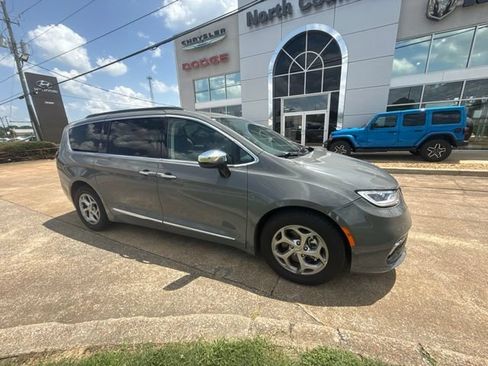 Used 2023 Chrysler Pacifica Limited FWD image 2