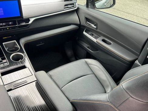 Certified 2025 Toyota Sienna XLE Woodland Edition AWD/4WD image 19