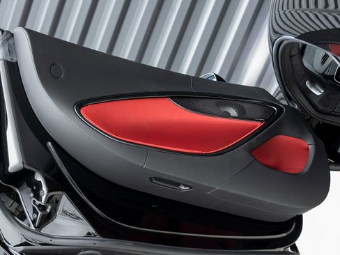 Used 2025 McLaren Artura image 18