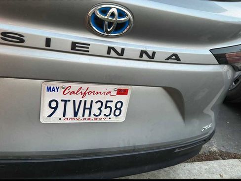 Used 2025 Toyota Sienna XLE image 5