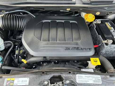 Used 2019 Dodge Grand Caravan SE w/ UConnect Hands-Free Group image 23