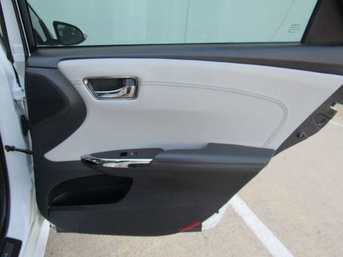 Used 2018 Toyota Avalon Limited image 22