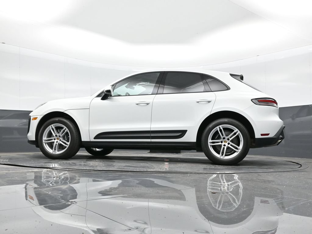 Certified 2025 Porsche Macan AWD/4WD image 35