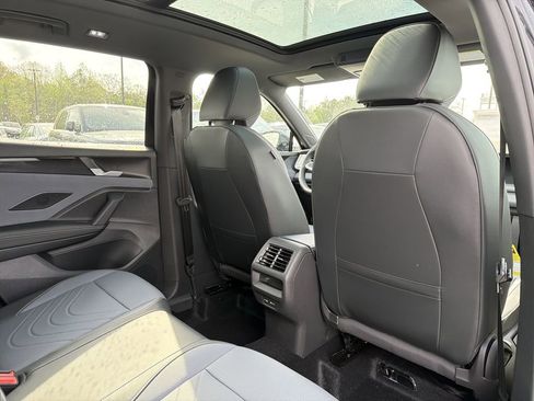 New 2026 Volkswagen Tiguan SE R-Line FWD image 17
