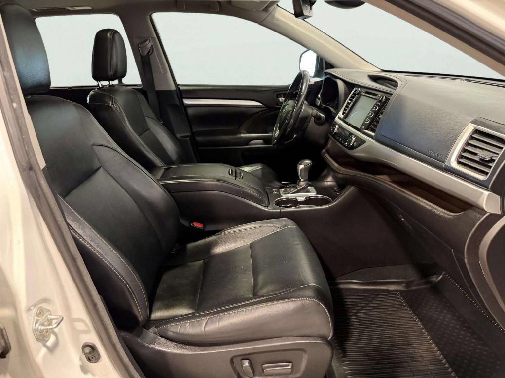 Used 2018 Toyota Highlander XLE w/ Protection Package #3 AWD/4WD image 28