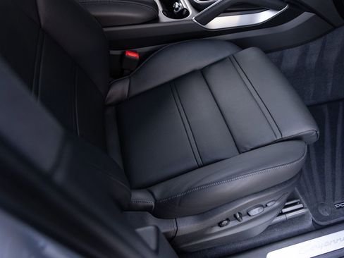 Certified 2025 Porsche Cayenne Base image 33