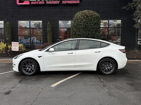 Used 2022 Tesla Model 3 Standard Range image 9