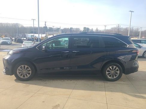 Used 2024 Toyota Sienna XLE image 4