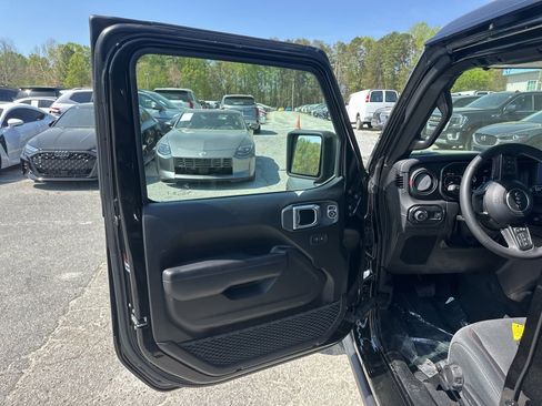 Used 2025 Jeep Wrangler Unlimited Rubicon w/ Convenience Group image 23