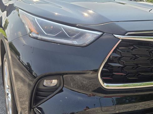 Used 2023 Toyota Highlander Limited FWD image 3