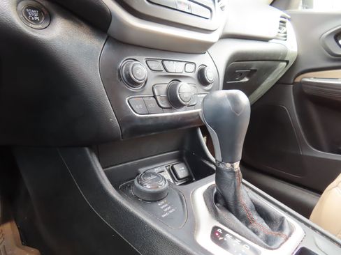 Used 2015 Jeep Cherokee Limited w/ Luxury Group image 22