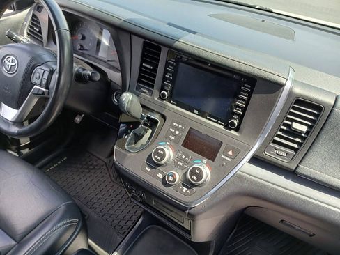 Used 2019 Toyota Sienna SE FWD image 14