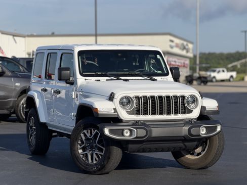 Used 2025 Jeep Wrangler Unlimited Sahara AWD/4WD image 3