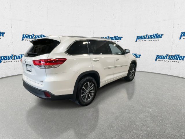 Used 2017 Toyota Highlander XLE FWD image 11