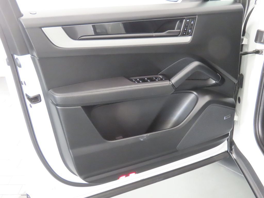 Certified 2025 Porsche Cayenne Coupe AWD/4WD image 36